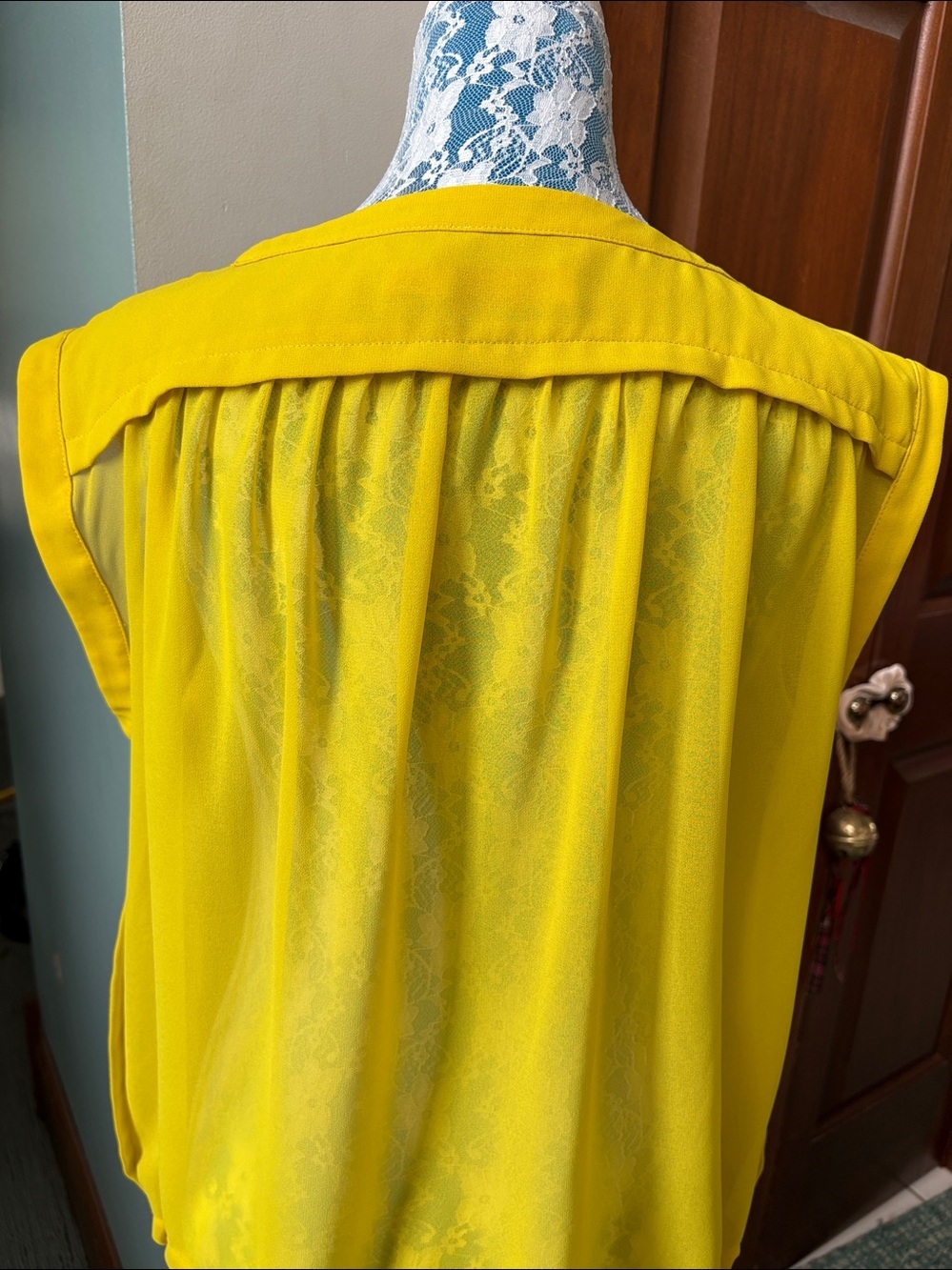 See by Chloé Top mostly sheer bright mustard yellow
Cropped/drawstring hem - Picture 9 of 12